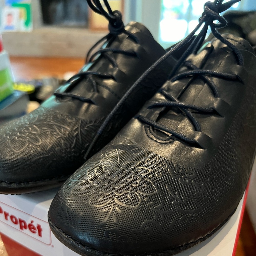 Women’s Chantel navy 10.5 M Propet